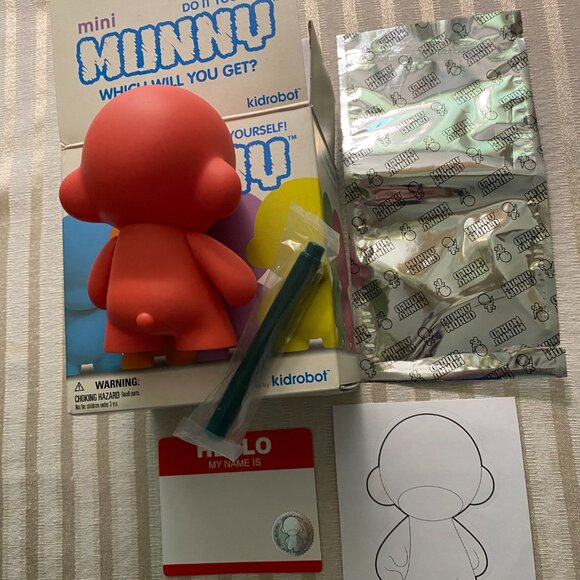 MINI MUNNY BY KIDROBOT 4INCH PINK VINYL DIY - Picture 2 of 2